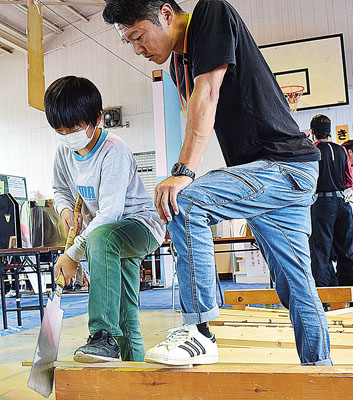 写真：のぼりべつ技能祭の大工体験を楽しむ来場者