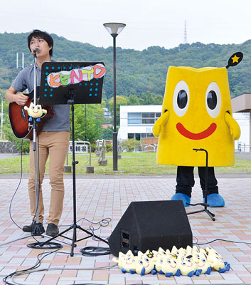 写真：ムロぴょんのうたを披露するＫＥＮＴＯさん