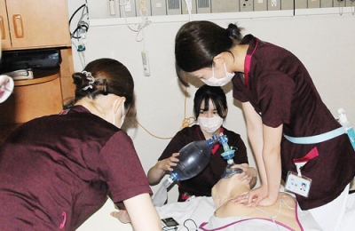 写真：病棟で研修を受ける新人看護師ら