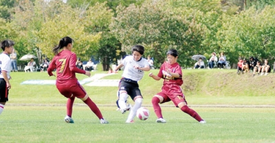写真：【大谷室蘭－帯広大谷】前半７分、先制ゴールを決める大谷室蘭・松田（右から２人目）＝恵庭公園陸上グラウンド