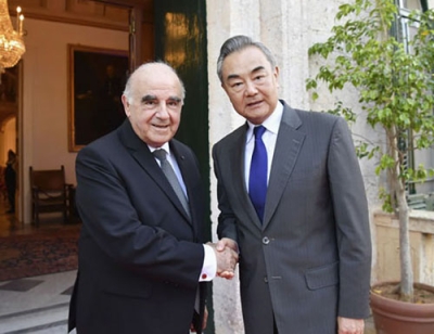写真：マルタのベッラ大統領（左）と握手する中国の王毅共産党政治局員兼外相＝１７日、マルタ（中国外務省のホームページより、共同）