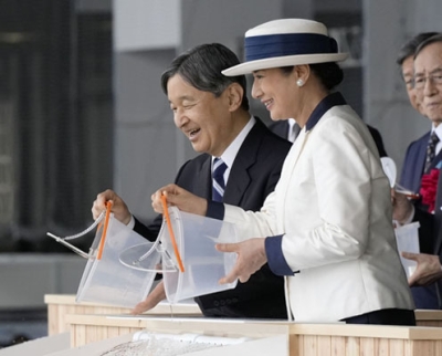 写真：第４２回全国豊かな海づくり大会で稚魚を放流される天皇、皇后両陛下＝１７日午後、厚岸町
