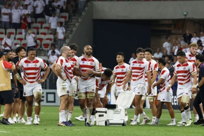 写真：ラグビーＷ杯フランス大会の１次リーグでイングランドに敗れ、肩を落とす日本代表＝１７日、ニース（共同）