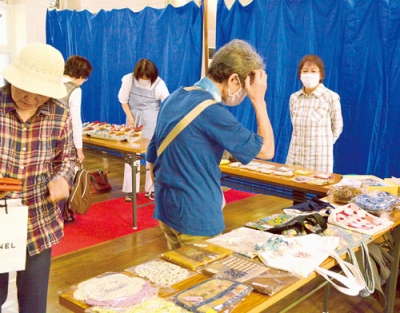 写真：バザーで買い物をする来場者