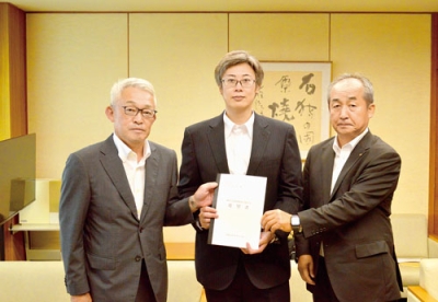 写真：要望書を手にする（右から）中田会長、堀井市長、笹山会長