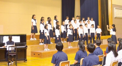 写真：合唱コンクールで元気な歌声を披露する光陵中生徒