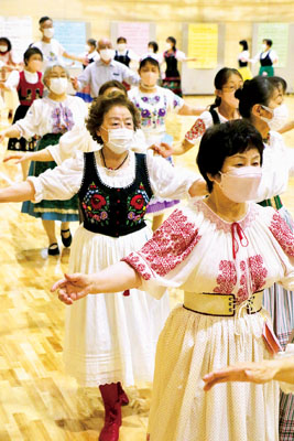 写真：民族衣装を着てフォークダンスを楽しむ踊り子たち