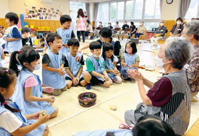 写真：昔の遊びで交流した「お楽しみ会」