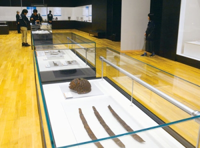 写真：考古学と歴史学の研究成果を踏まえたアイヌ史を紹介している特別展示
