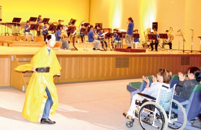 写真：演奏に合わせて、マツケンにふんした部員が会場一帯を盛り上げた