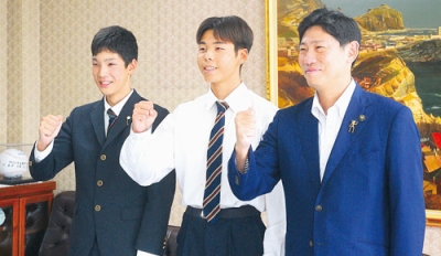 写真：全国大会に向け、意気込みを語った（左から）中村選手、武藤選手