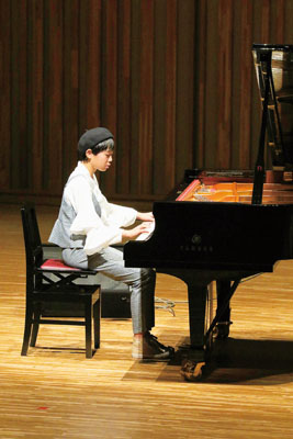 写真：緊張した様子で演奏を披露する出演者
