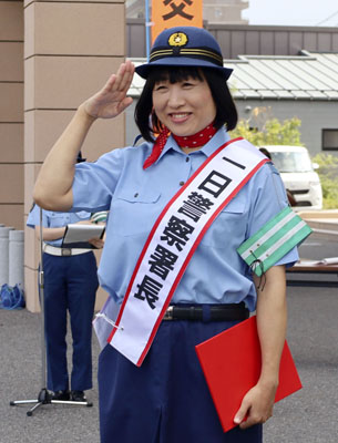 写真：滋賀県警近江八幡署の一日署長に就任した「南海キャンディーズ」のしずちゃんこと山崎静代さん＝１９日午前