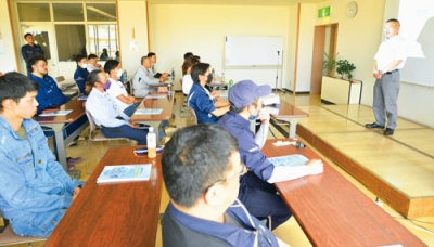 写真：受講者に講習会の意義を説明する三浦組合長（右）
