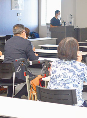 写真：大腸がんについて話す仙丸医師（奥）