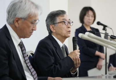 写真：「ツール・ド・北海道」の死亡事故を受け、記者会見で質問に答える山本隆幸理事長（中央）＝１９日午後、札幌市