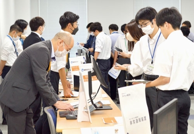 写真：商品説明を聞く胆振総合振興局職員ら