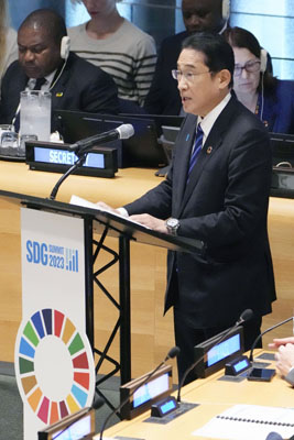 写真：「ＳＤＧｓ」に関する首脳級会合で演説する岸田首相＝１９日、米ニューヨークの国連本部（共同）