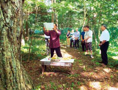 写真：森への感謝状を読む筆者