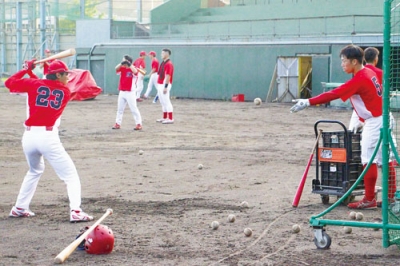 写真：試合に向け調整する選手たち