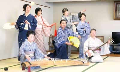 写真：４年ぶりの公演に向けて稽古する出演者ら
