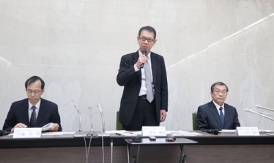 写真：記者会見する北海道大の増田隆夫副学長（中央）ら＝２０日午後、札幌市