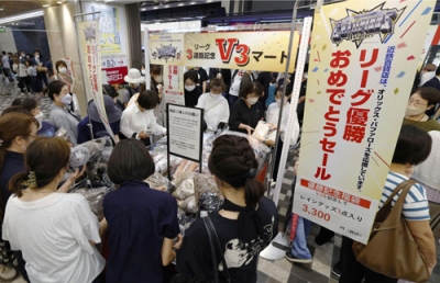 写真：あべのハルカスに入る近鉄百貨店本店で始まった、プロ野球オリックスのパ・リーグ３連覇を祝うセール＝２１日午前、大阪市