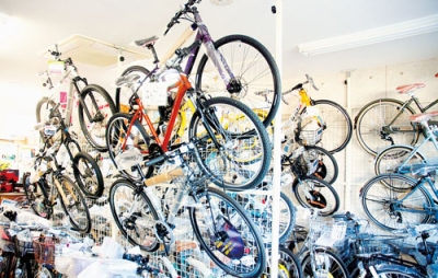 写真：さまざまなタイプの自転車を展示するツーリム