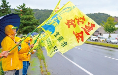 写真：ドライバーに交通事故防止を訴える室蘭市交通安全推進協議会の街頭啓発