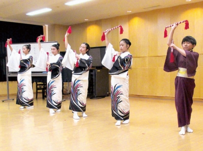 写真：「輪西サロンぷらっと」の敬老会で日本舞踊を披露する子どもたち