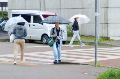 写真：気温が２０度を下回り、長袖姿が目立った室蘭市内