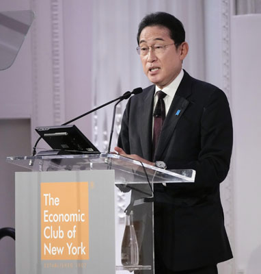 写真：米ニューヨークの経済界主催の会合で講演する岸田首相＝２１日、米ニューヨーク（共同）