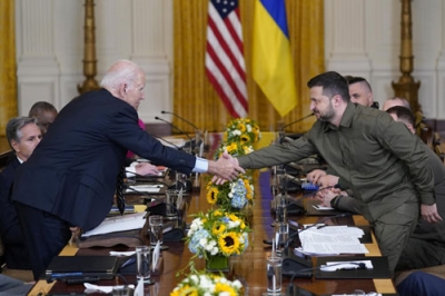 写真：バイデン米大統領（左）と握手するウクライナのゼレンスキー大統領＝日、ホワイトハウス（ＡＰ＝共同）