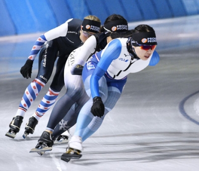 写真：練習するスピードスケート女子の佐藤綾乃＝帯広市
