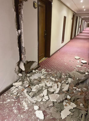 写真：地震で壁が崩れた、福島大輔さんが宿泊していたホテル＝９日、モロッコ・マラケシュ（本人提供）