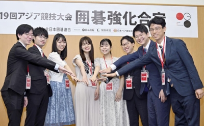 写真：強化合宿でポーズをとる一力遼二冠（右端）ら囲碁の日本代表選手＝８月、東京都北区の味の素ナショナルトレーニングセンター
