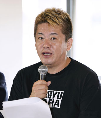 写真：記者会見で新たな経営方針などについて説明するＦＭラジオ局「ＣＲＯＳＳ　ＦＭ」会長の堀江貴文氏＝２２日午前、北九州市