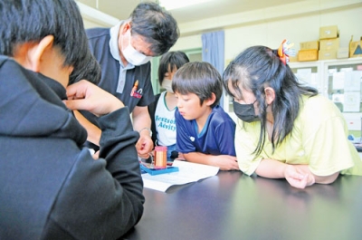 写真：科学の授業に興味津々の子どもたち