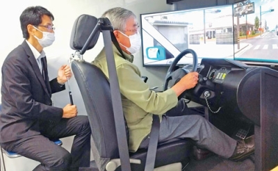 写真：運転シミュレーターを体験する参加者