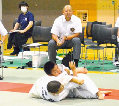 写真：粘り強く寝技を仕掛けて攻める選手
