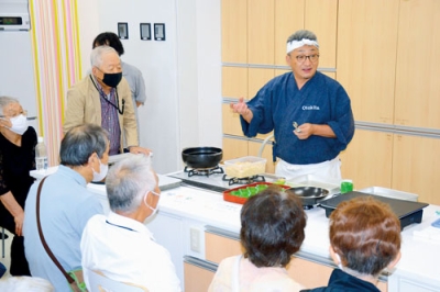 写真：嚥下食の調理を実演する音喜多さん