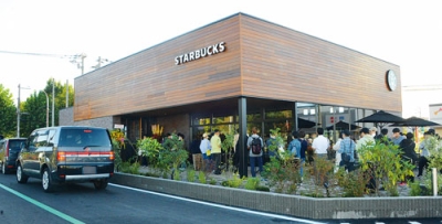 写真：開店前から大勢の客でにぎわうスターバックス室蘭店