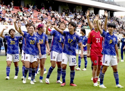 写真：アルゼンチンに快勝し、観客に手を振る清家ら（１７・右から３人目）らなでしこジャパン＝ミクニワールドスタジアム北九州
