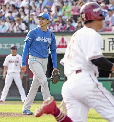 写真：４回、楽天・辰己に適時二塁打を許した日本ハム・上沢。手前は一走岡島＝楽天モバイルパーク