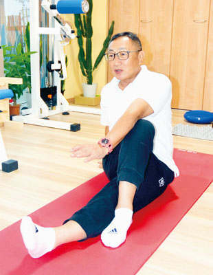 写真：セルフストレッチの指導を行う「ほぐれるサロン登別」の吉田さん