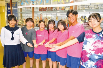 写真：中心になって活動する光陵中生徒会のメンバー