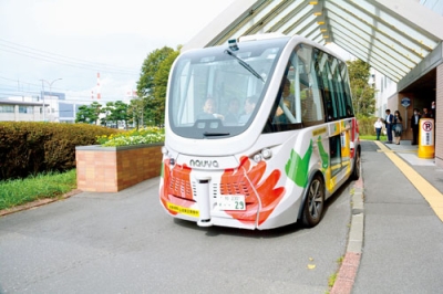 写真：市役所を出発する自動運転バス