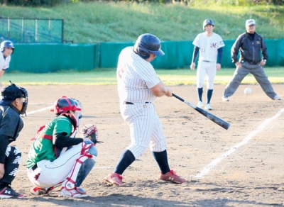 写真：【エムズベースボールクラブ－プラチナウィングス】初回の先制打を含む３打点で勝利に貢献したエムズ・小笠原（６）