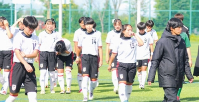 写真：旭川実に敗れ肩を落とす大谷室蘭イレブン