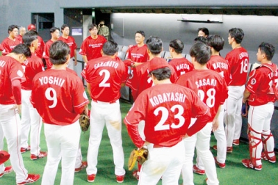 写真：試合終了後、ベンチ前でミーティングを行う室蘭シャークスナイン